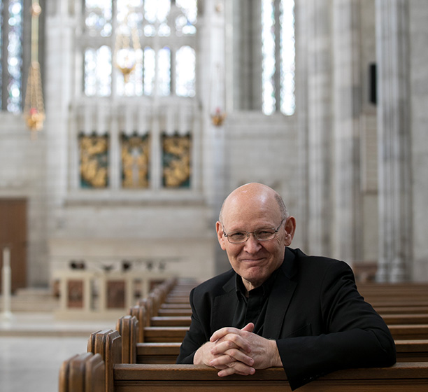 Michael Coren sits in the pews in the 含羞草视频 Chapel testimonial1
